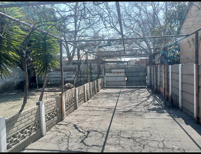 9 BEDROOM HOUSE FOR SALE IN BOKSBURG NORTH